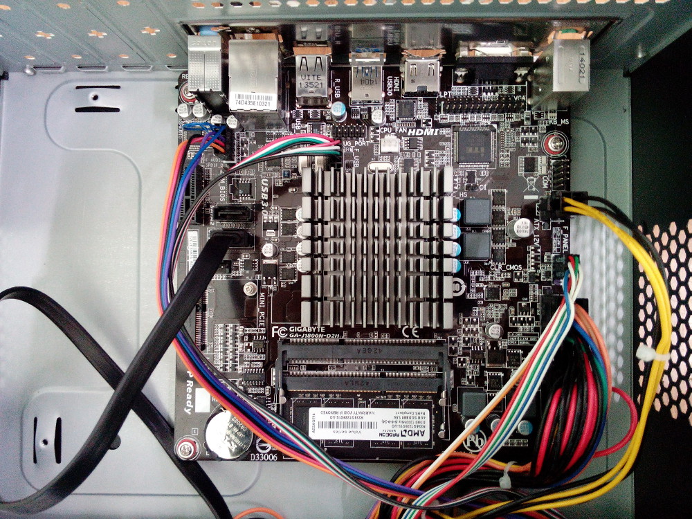 Материнская плата GIGABYTE ga-j1800n-d2h установлена в корпусе